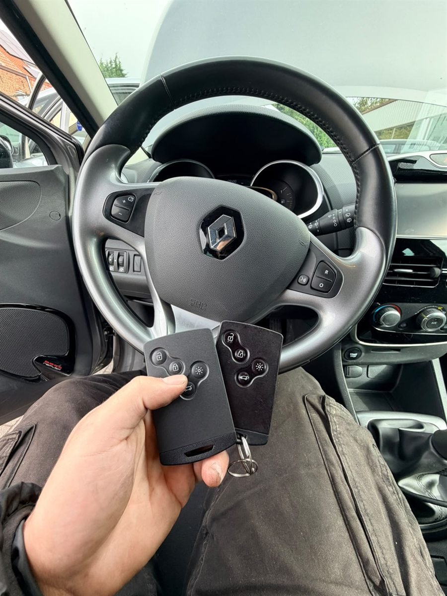 Technicien Expert Clés Auto avec les clés d'un véhicule, service mobile à Bruxelles