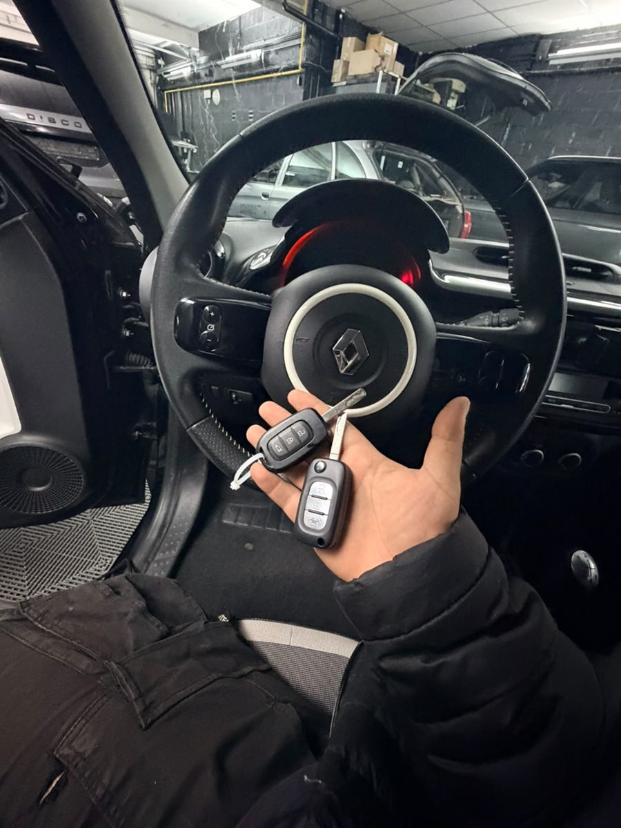 Technicien Expert Clés Auto en intervention sur une clé de voiture à Bruxelles